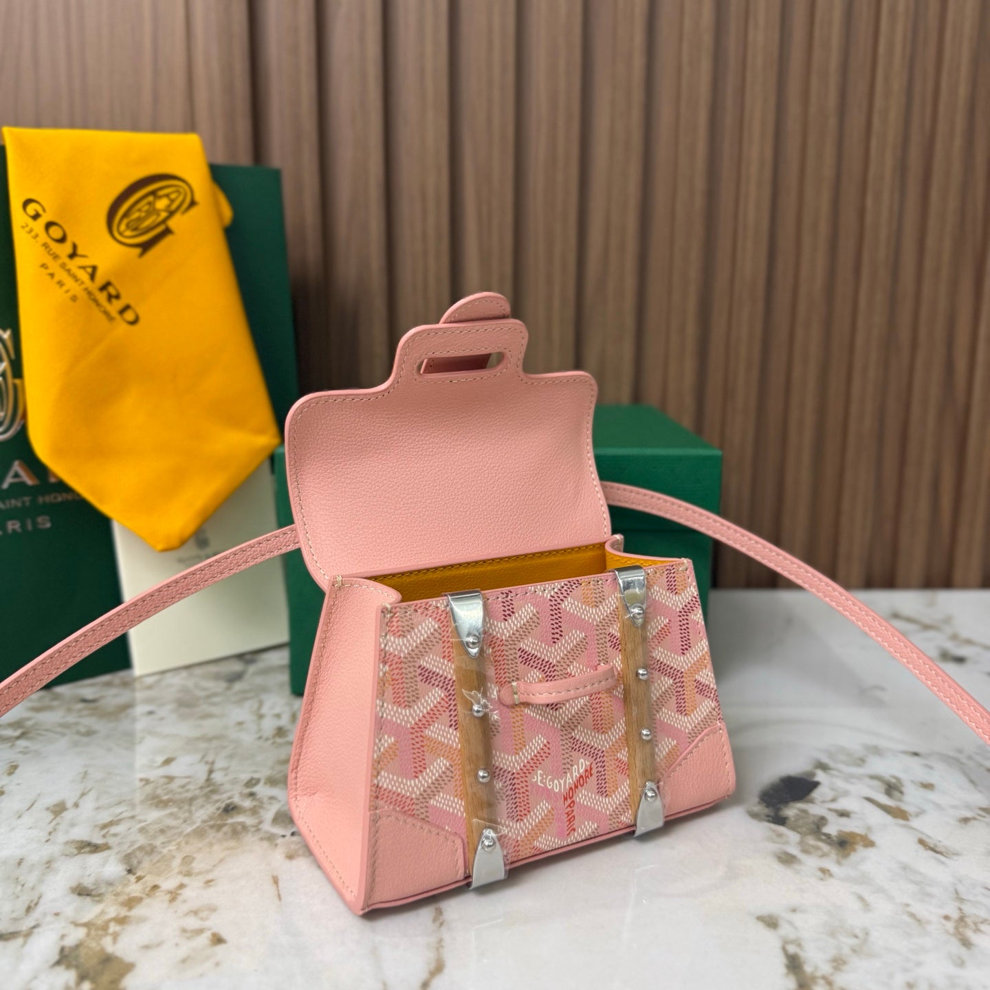 Goyard Saïgon Mini – Rosa com Pega em Madeira