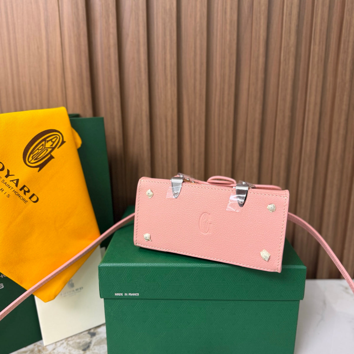 Goyard Saïgon Mini – Rosa com Pega em Madeira