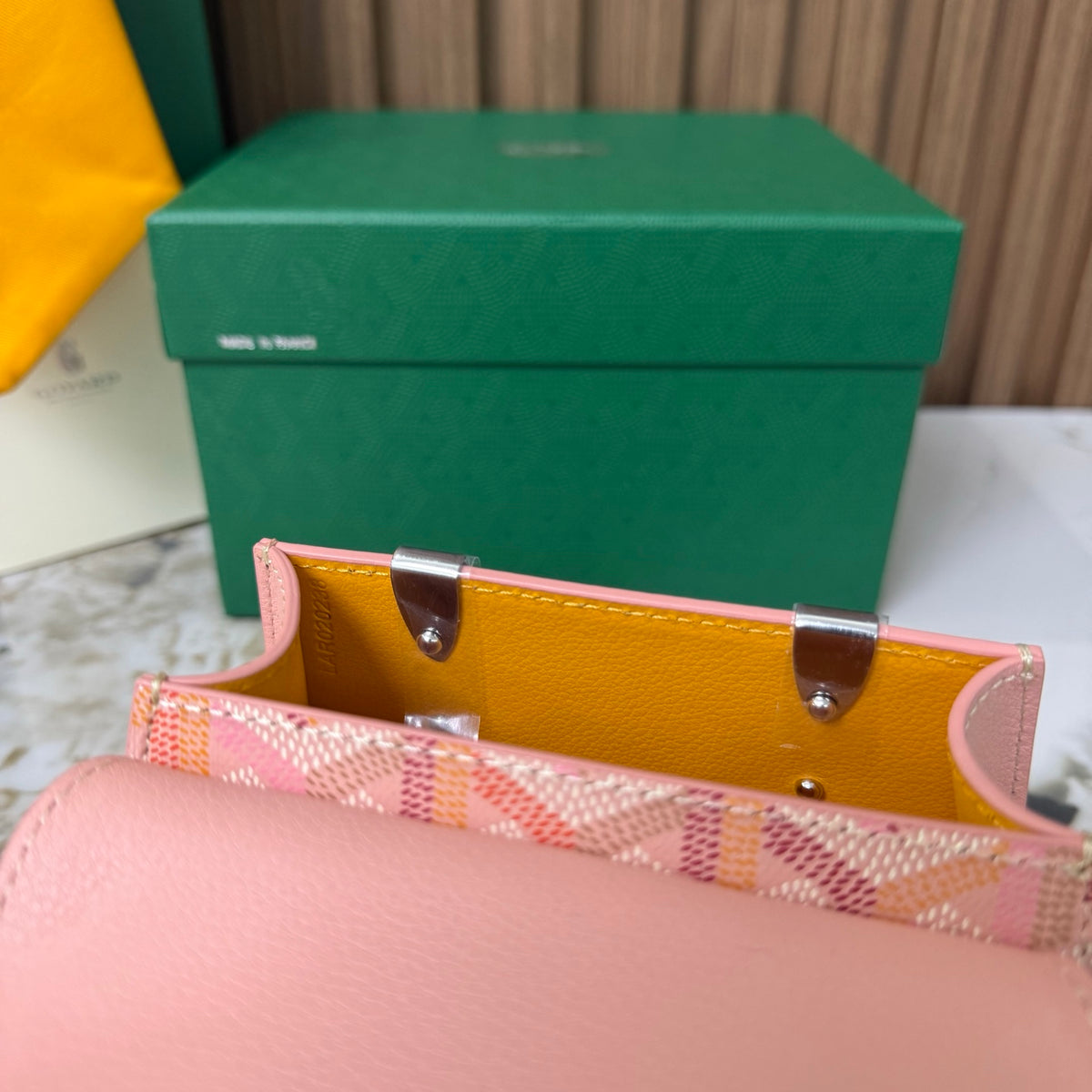 Goyard Saïgon Mini – Rosa com Pega em Madeira