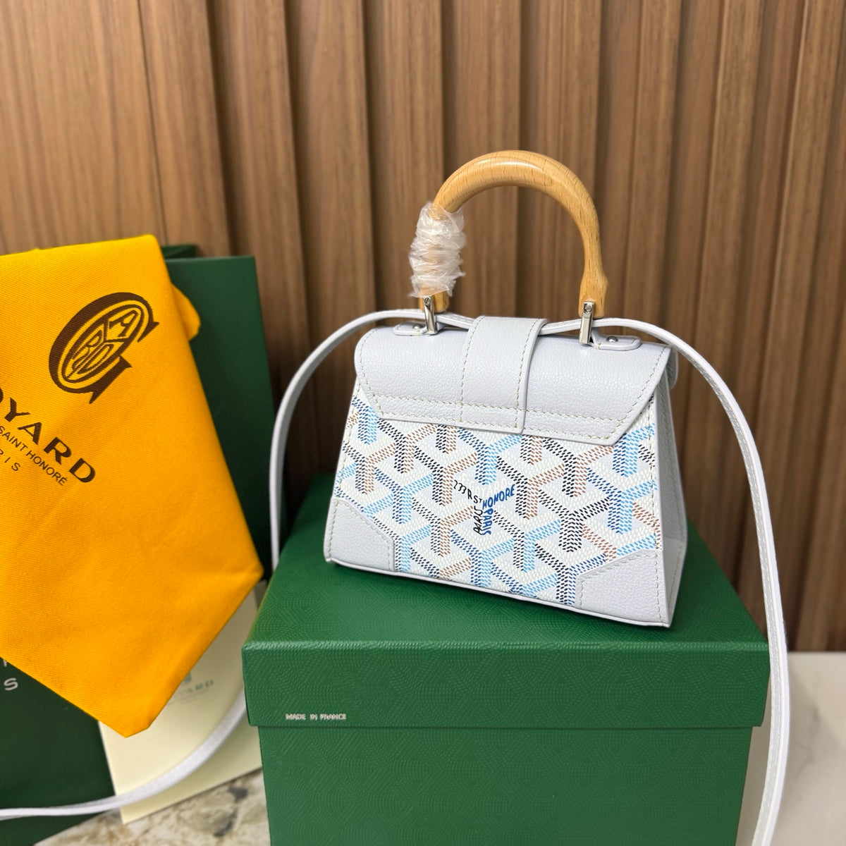 Goyard Saïgon Mini – Branco com Pega em Madeira