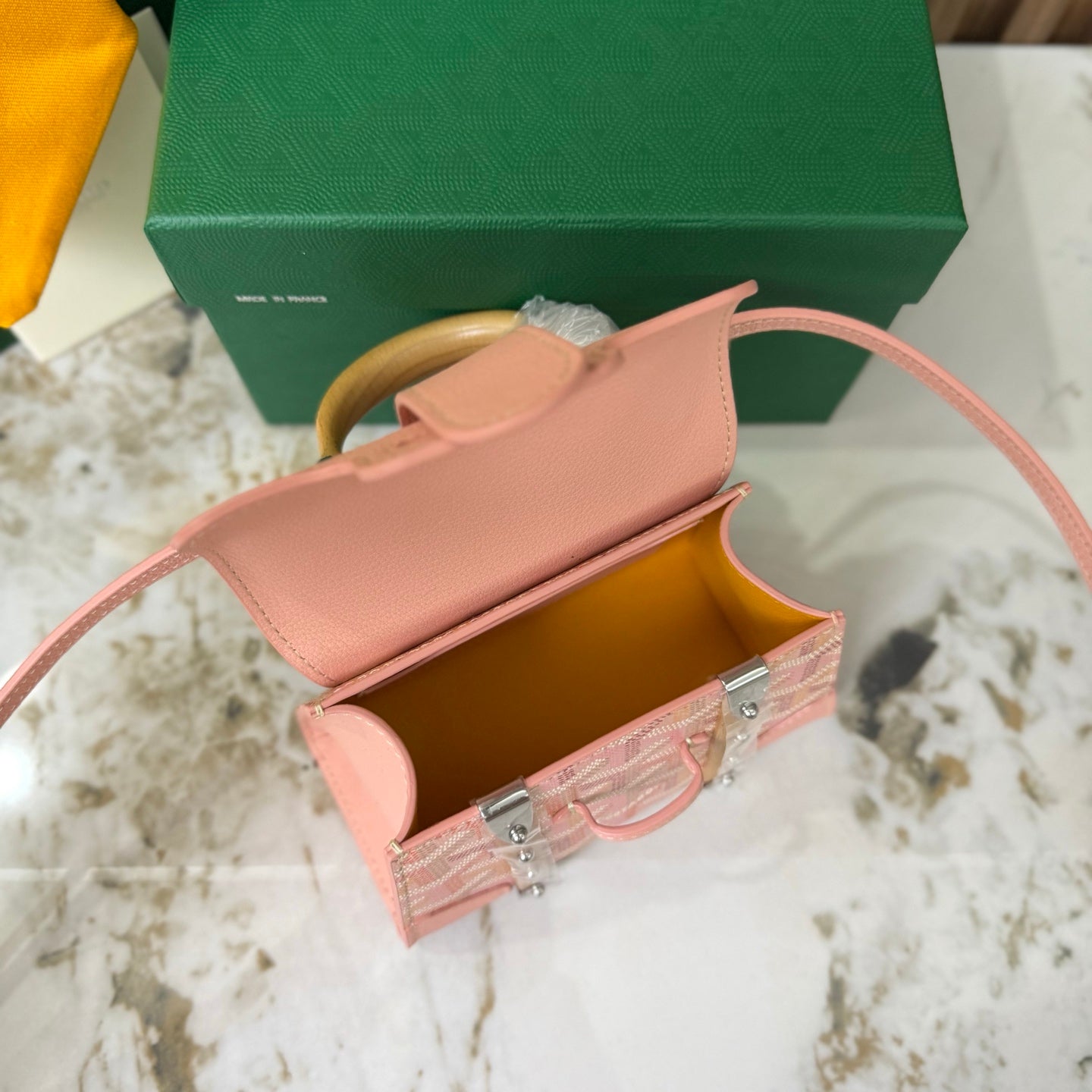 Goyard Saïgon Mini – Rosa com Pega em Madeira