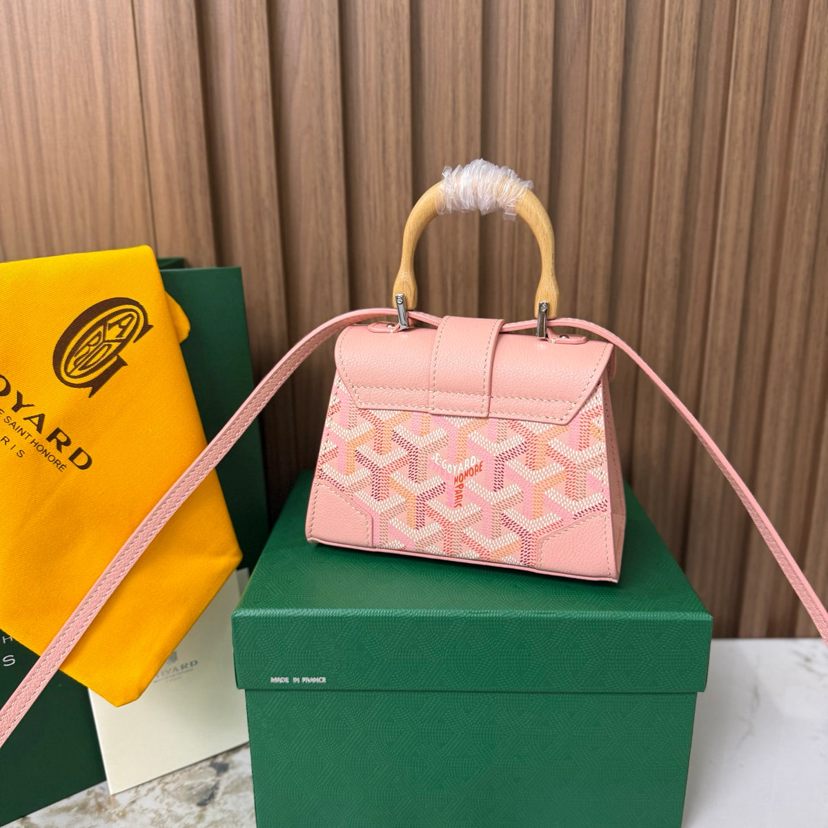 Goyard Saïgon Mini – Rosa com Pega em Madeira