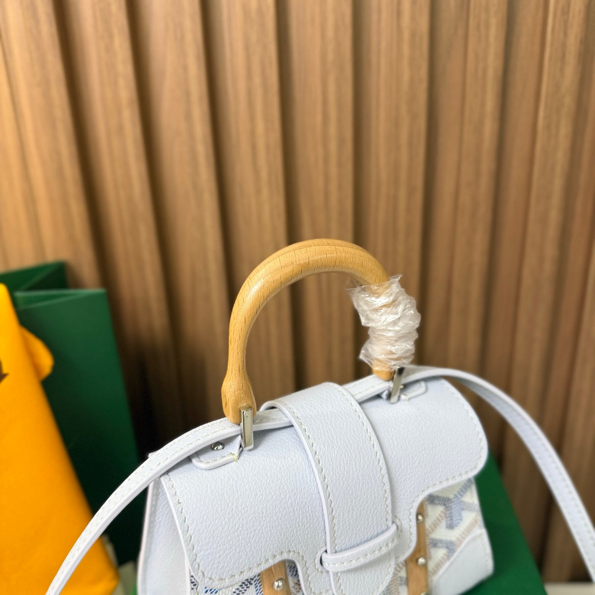 Goyard Saïgon Mini – Branco com Pega em Madeira