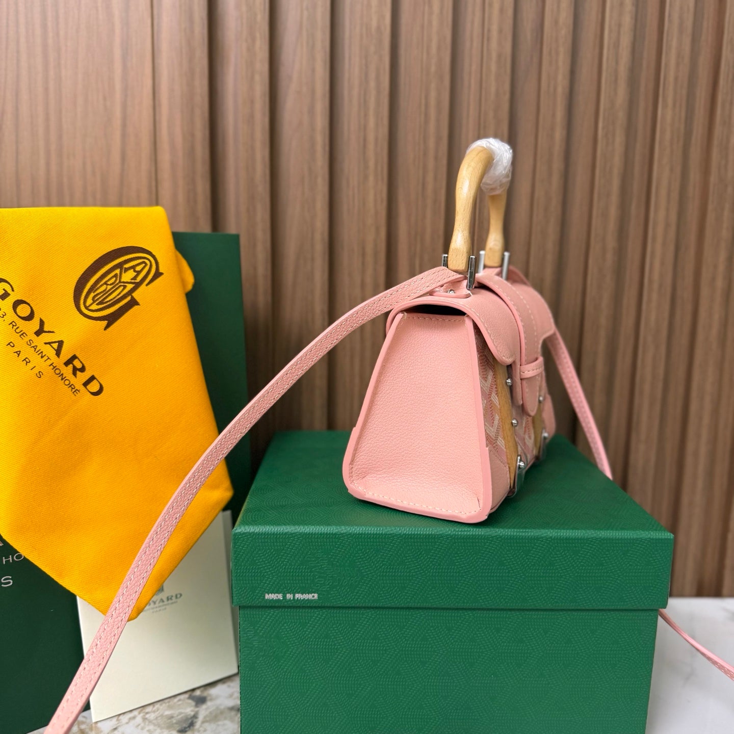Goyard Saïgon Mini – Rosa com Pega em Madeira