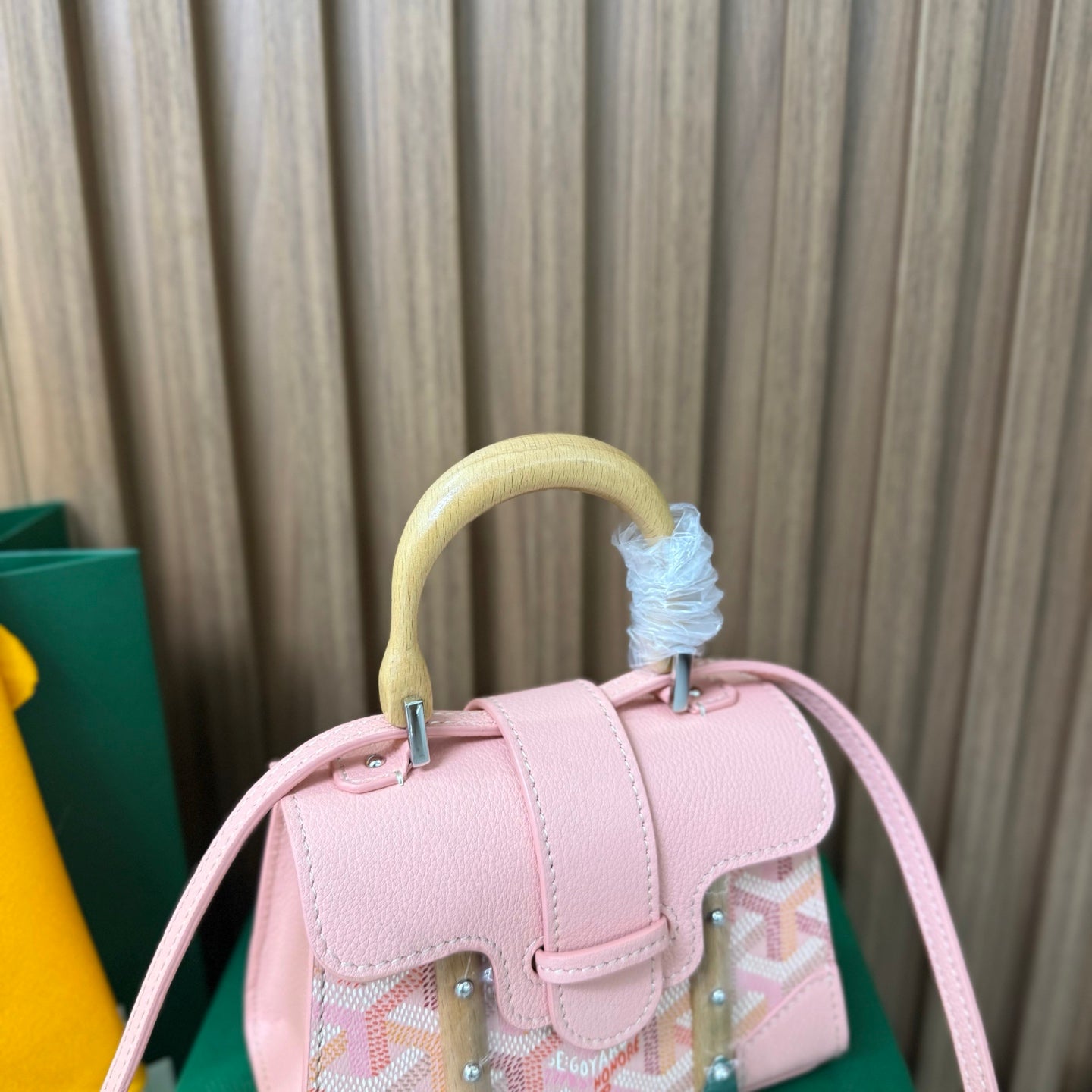 Goyard Saïgon Mini – Rosa com Pega em Madeira