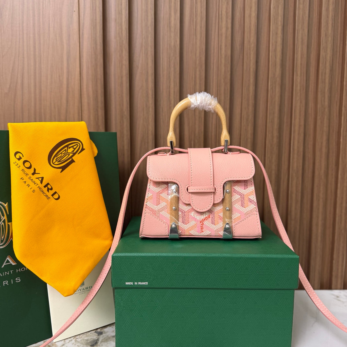 Goyard Saïgon Mini – Rosa com Pega em Madeira