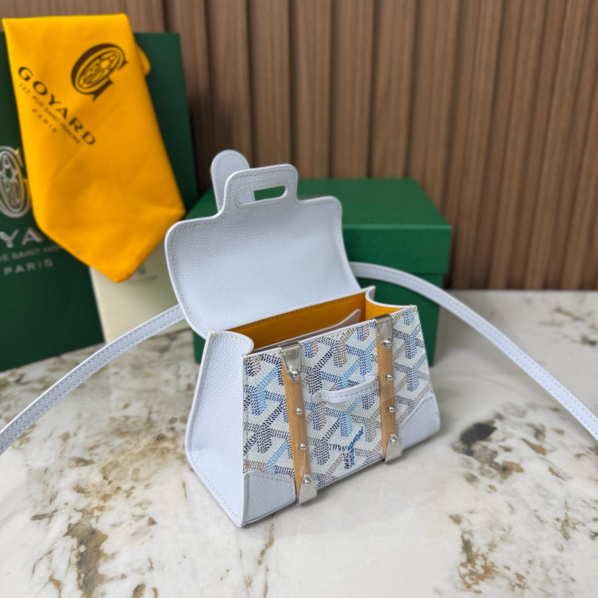 Goyard Saïgon Mini – Branco com Pega em Madeira