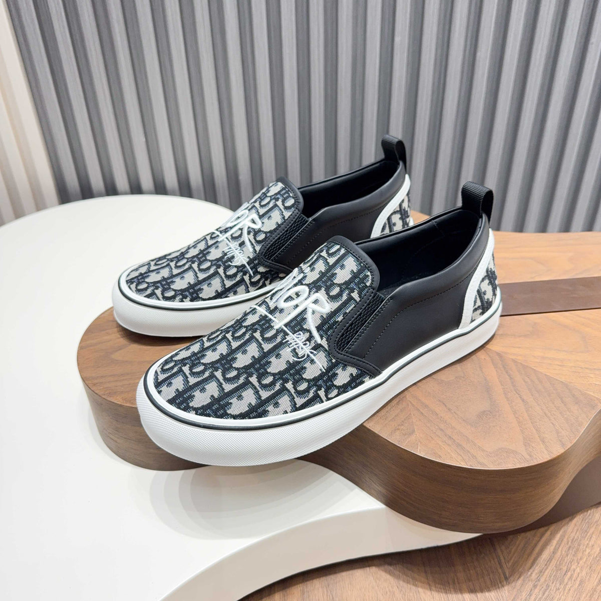 DIOR OBLIQUE SLIP-ON – BLACK / WHITE