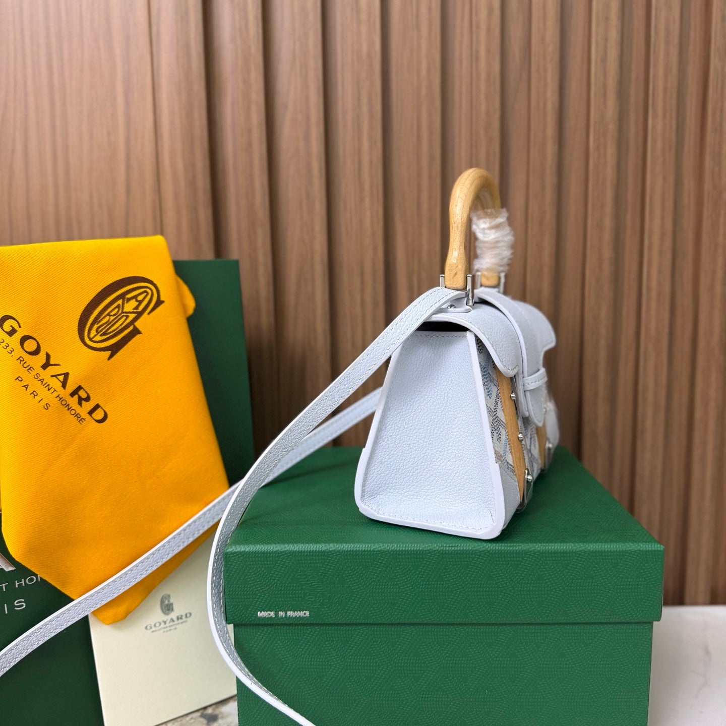 Goyard Saïgon Mini – Branco com Pega em Madeira