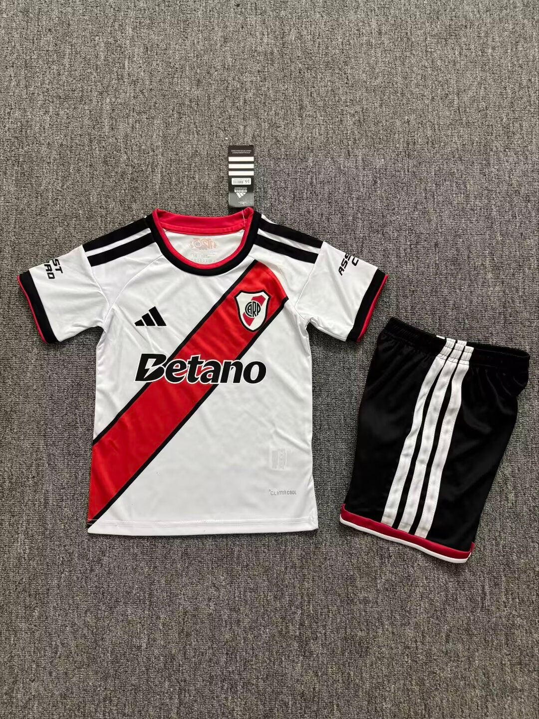 Camiseta de la primera equipación del River Plate 26/27 – Kit infantil