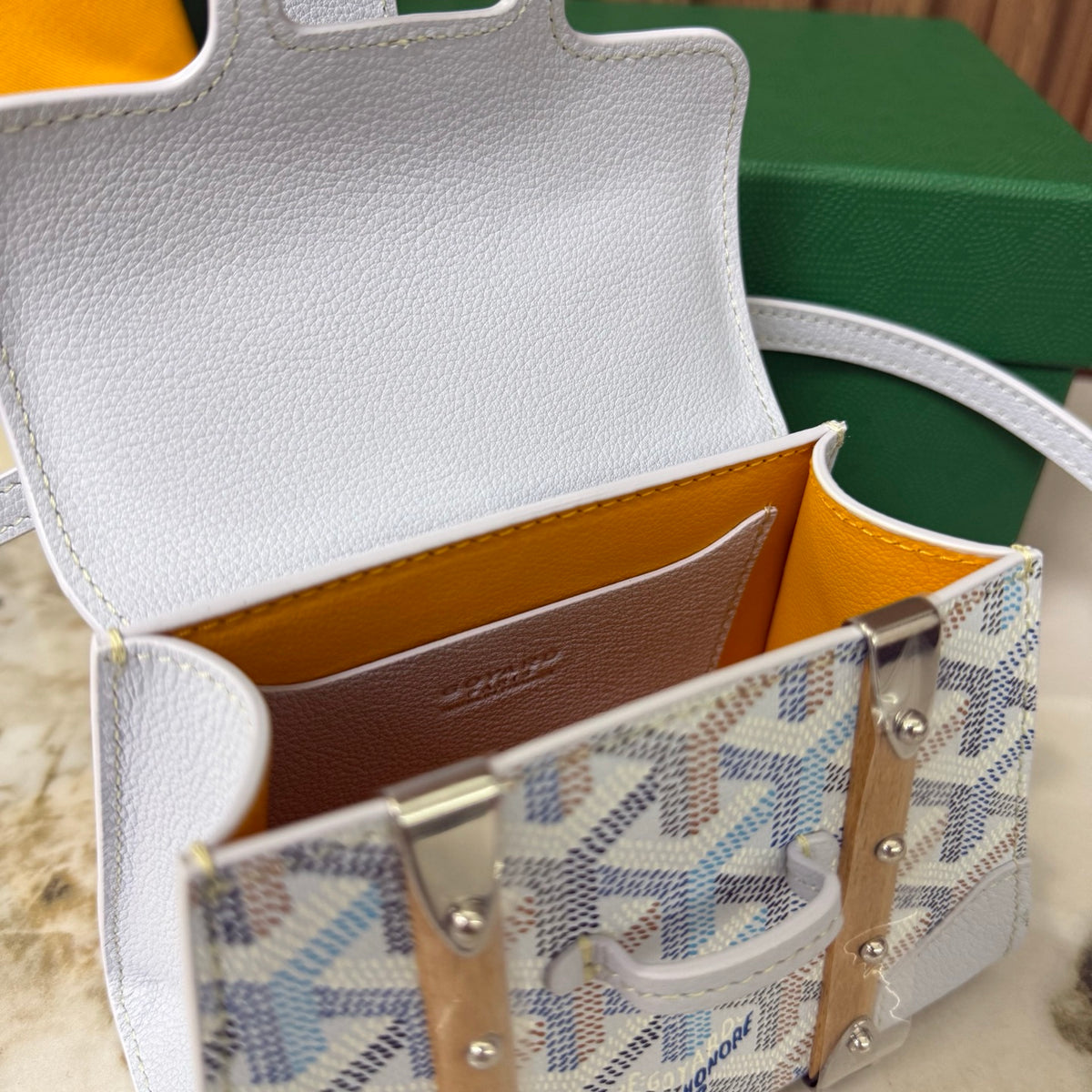 Goyard Saïgon Mini – Branco com Pega em Madeira