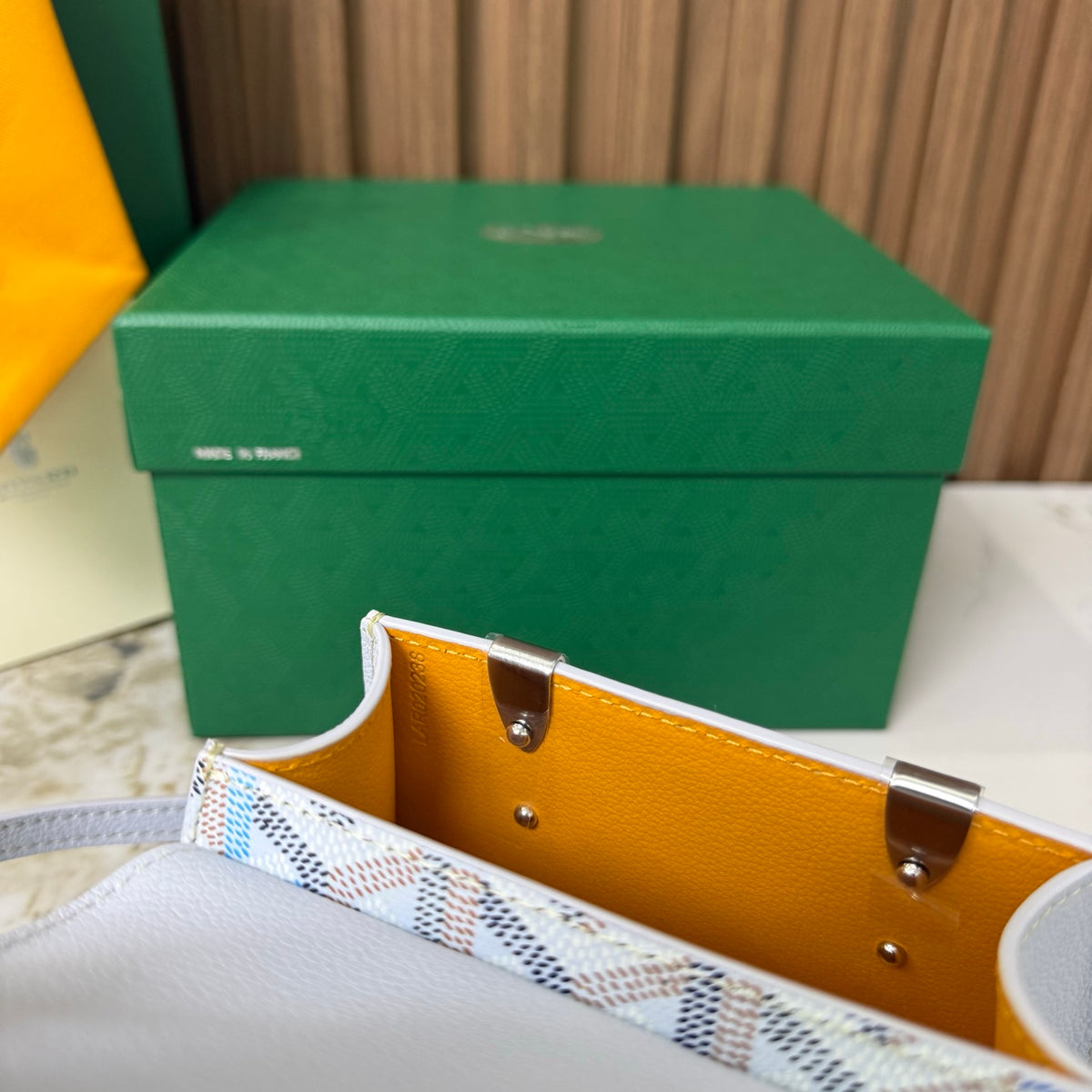 Goyard Saïgon Mini – Branco com Pega em Madeira