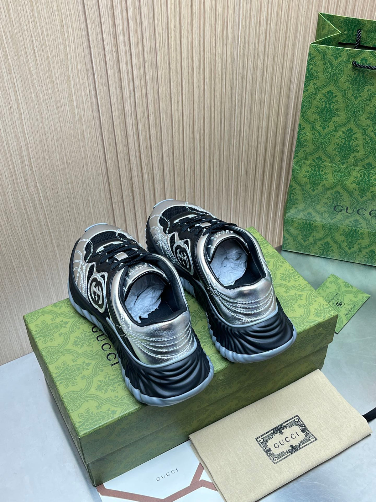 GUCCI INTERLOCKING G CHUNKY RUNNER–STYLE – SILVER / BLACK