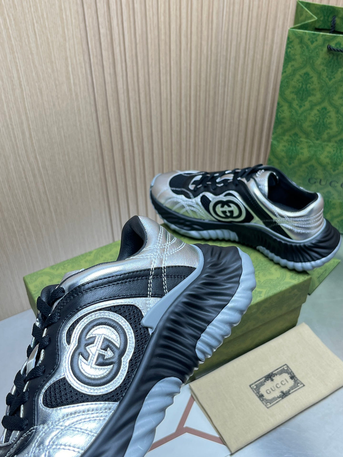 GUCCI INTERLOCKING G CHUNKY RUNNER–STYLE – SILVER / BLACK