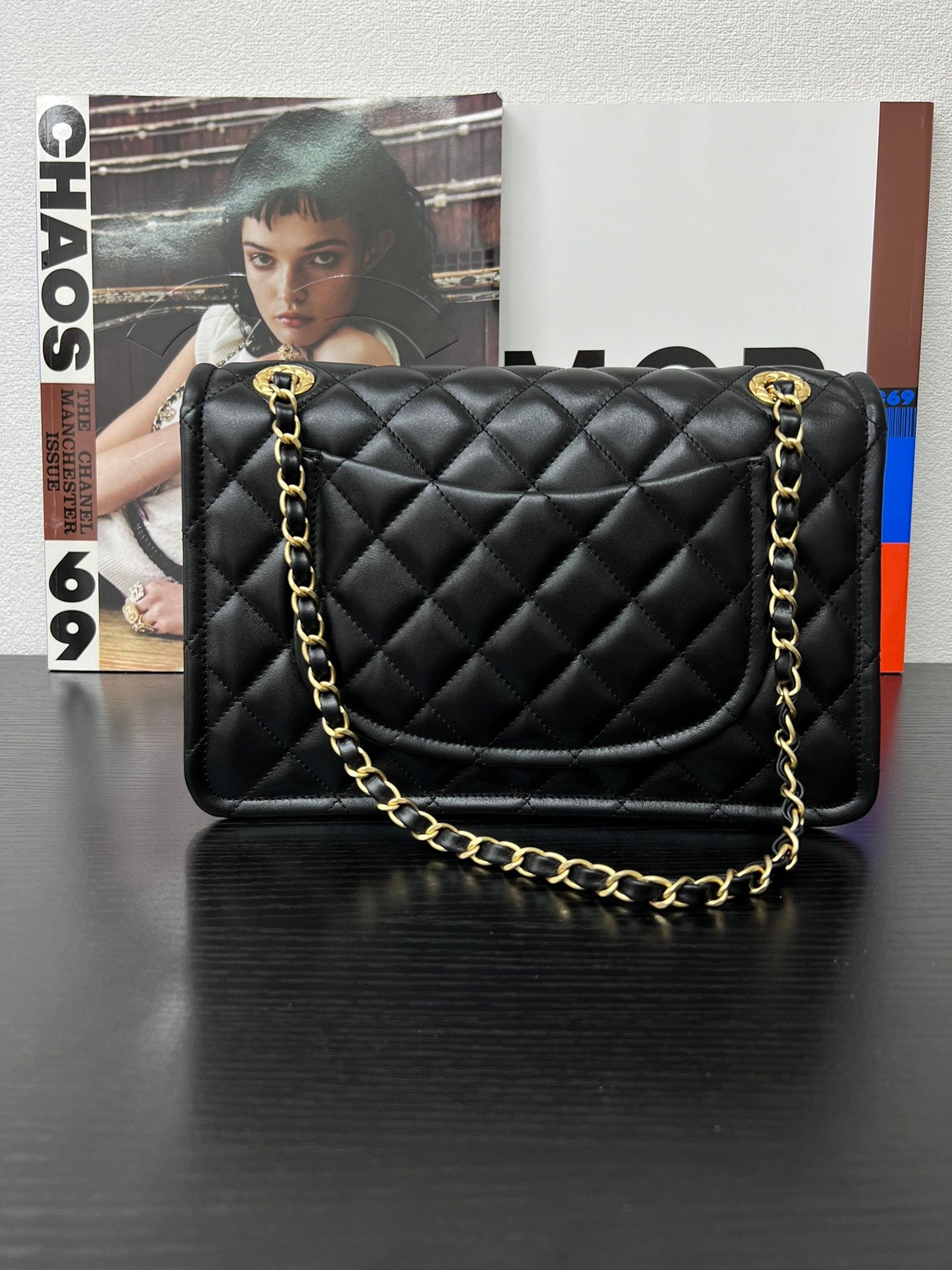 Chanel Classic Flap Small Preta com Ferragens Douradas