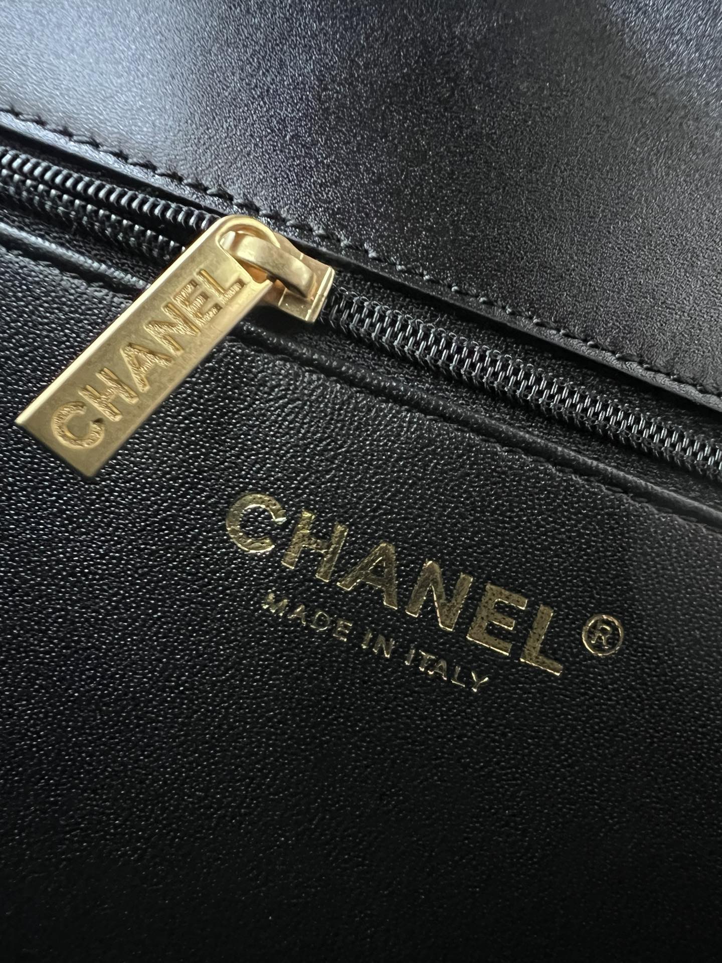 Chanel Classic Flap Small Preta com Ferragens Douradas
