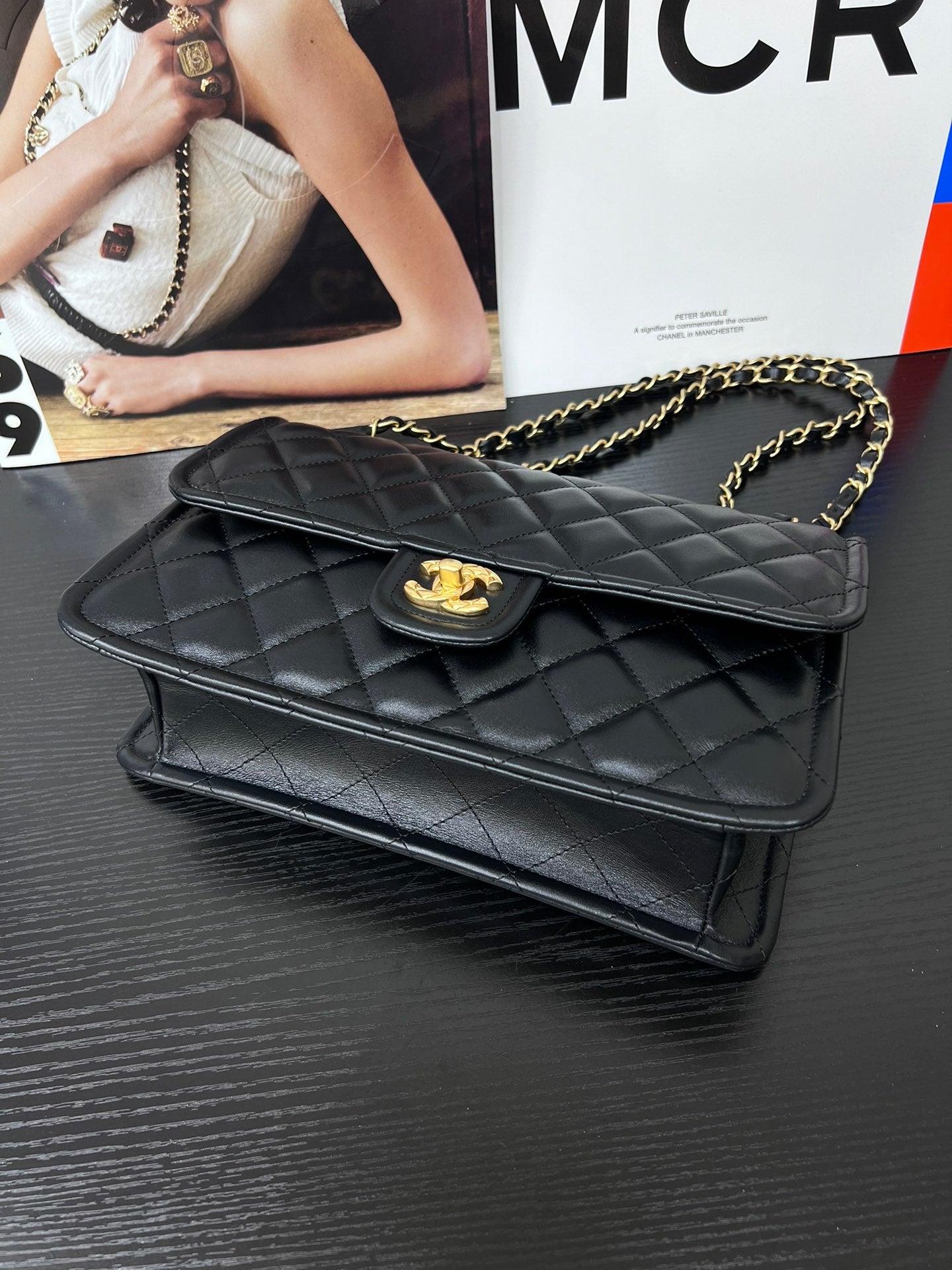 Chanel Classic Flap Small Preta com Ferragens Douradas