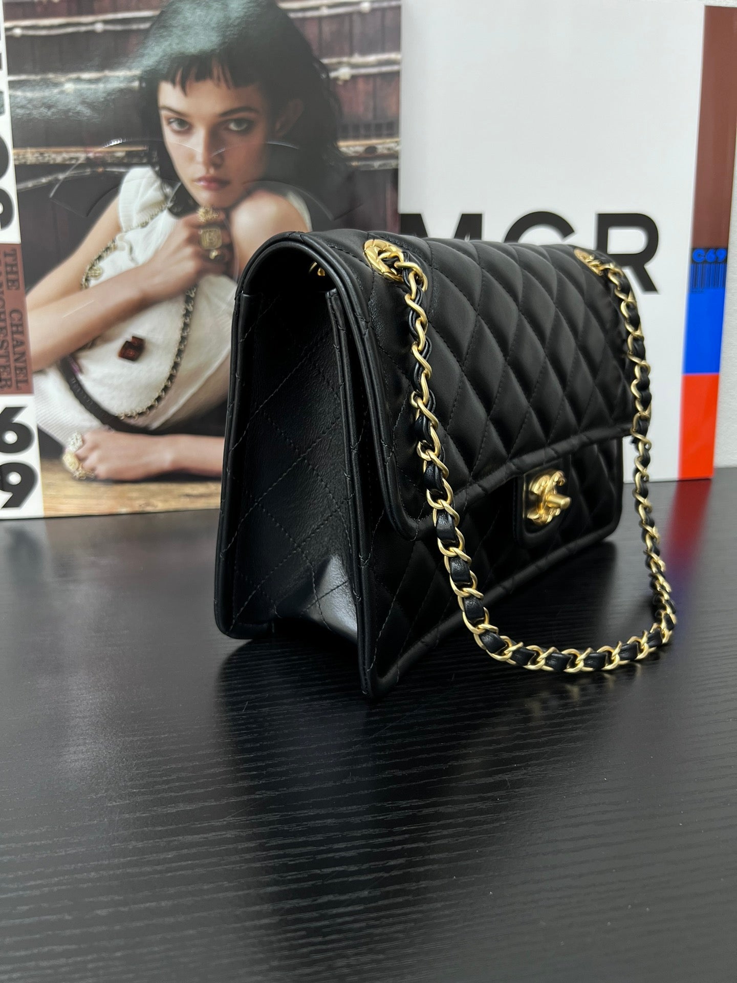 Chanel Classic Flap Small Preta com Ferragens Douradas