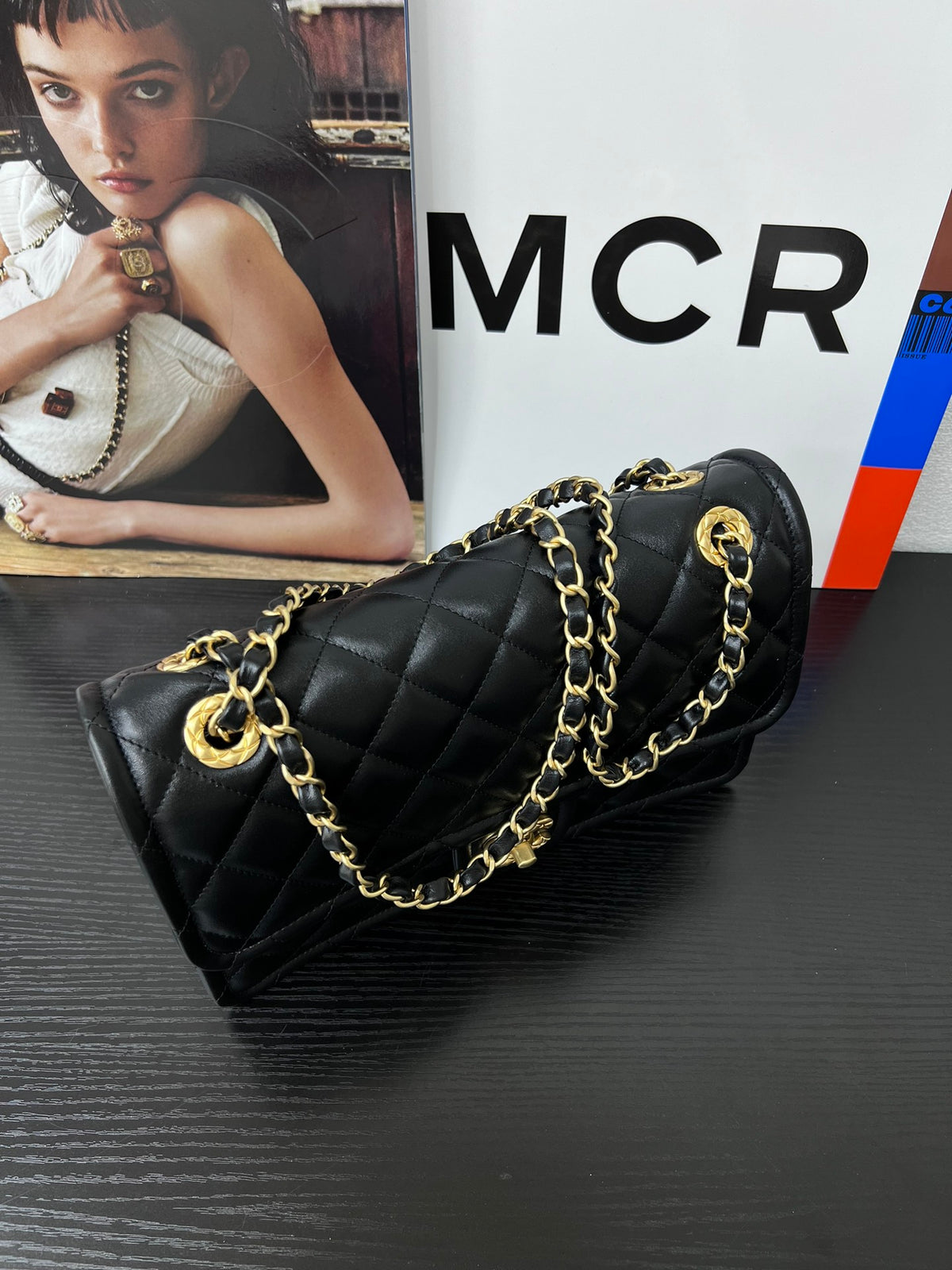 Chanel Classic Flap Small Preta com Ferragens Douradas