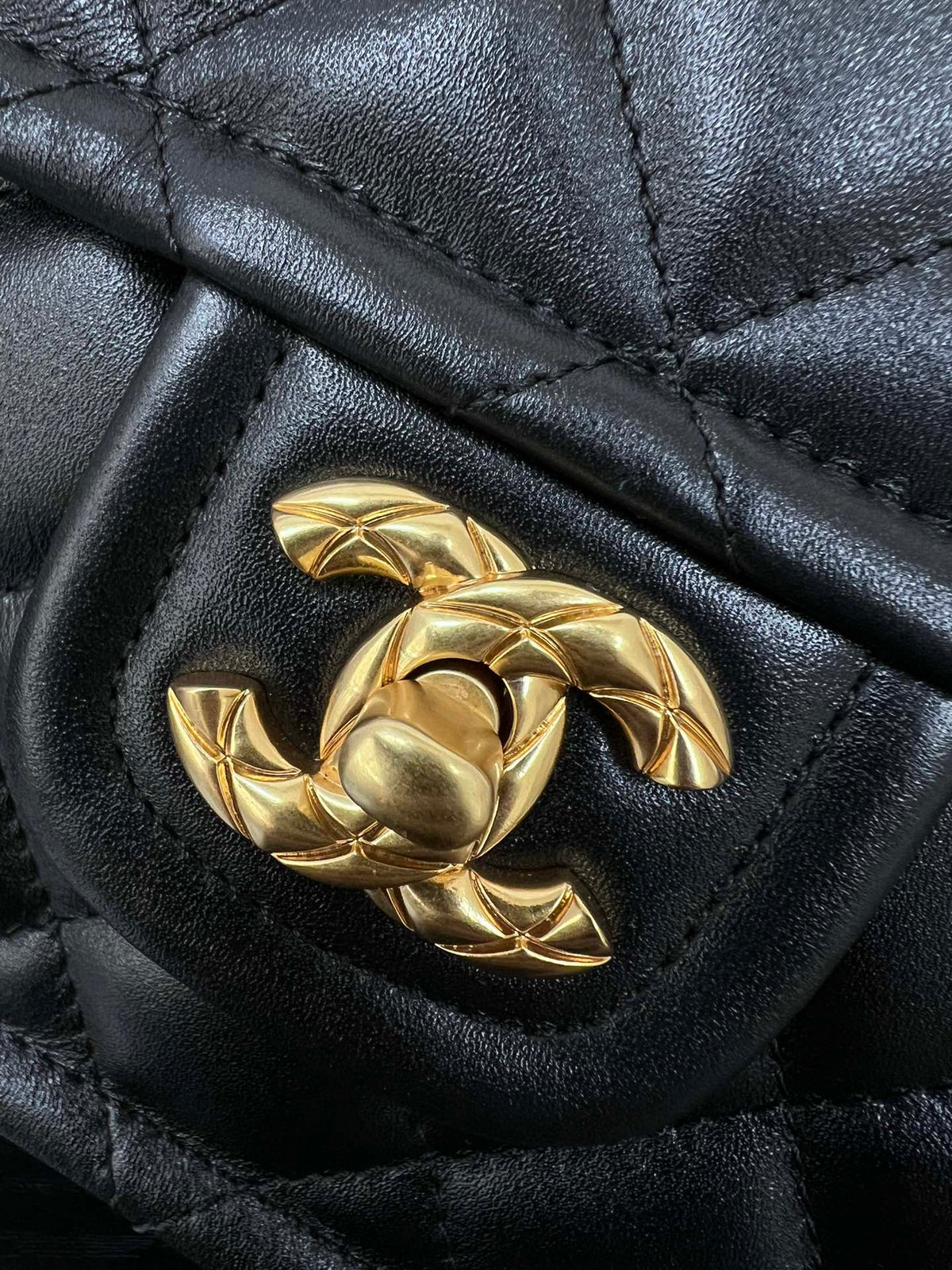 Chanel Classic Flap Small Preta com Ferragens Douradas
