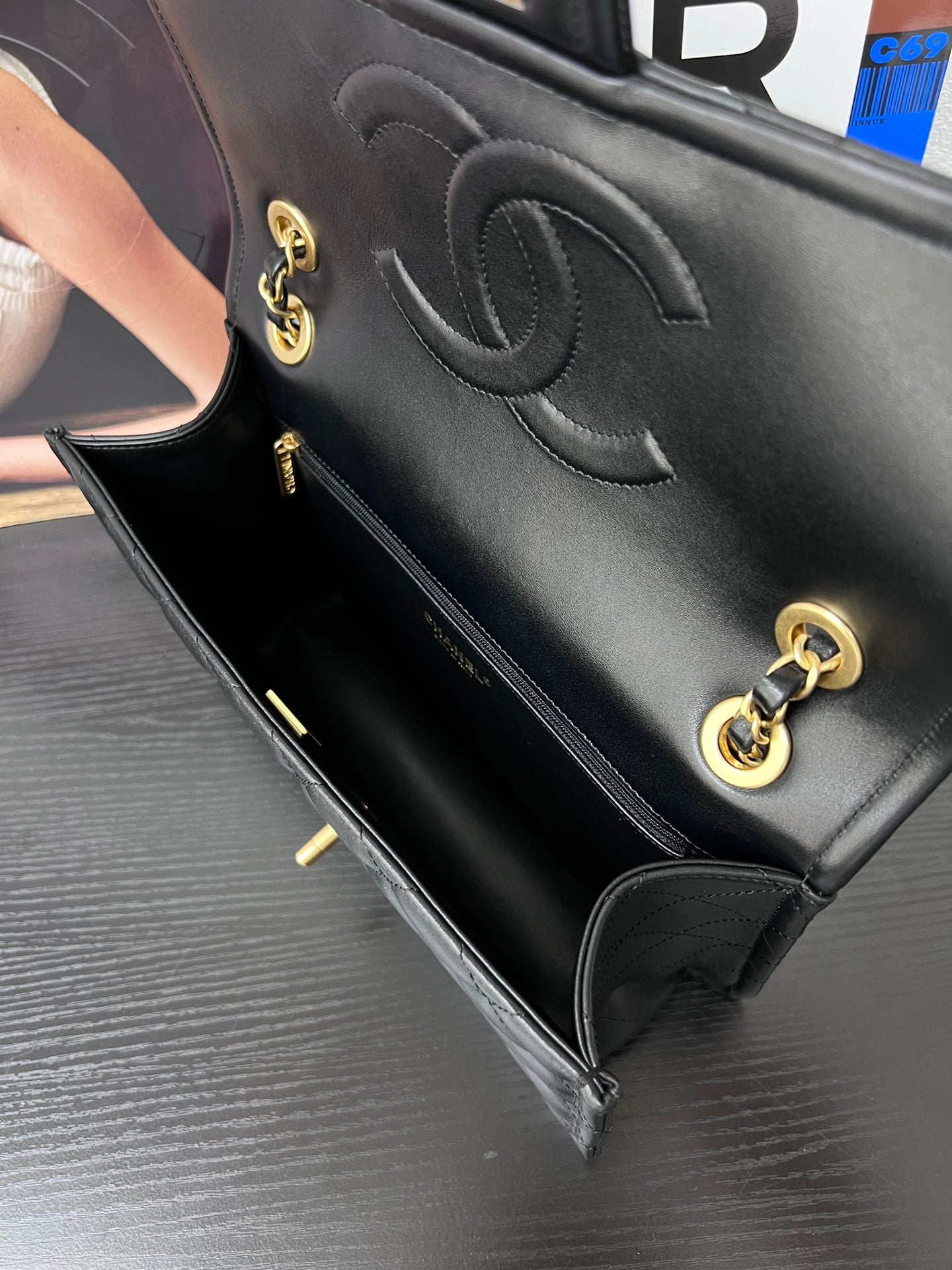 Chanel Classic Flap Small Preta com Ferragens Douradas