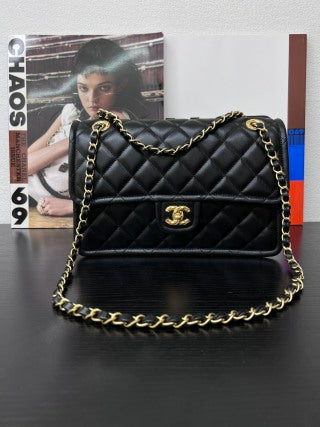 Chanel Classic Flap Small Preta com Ferragens Douradas
