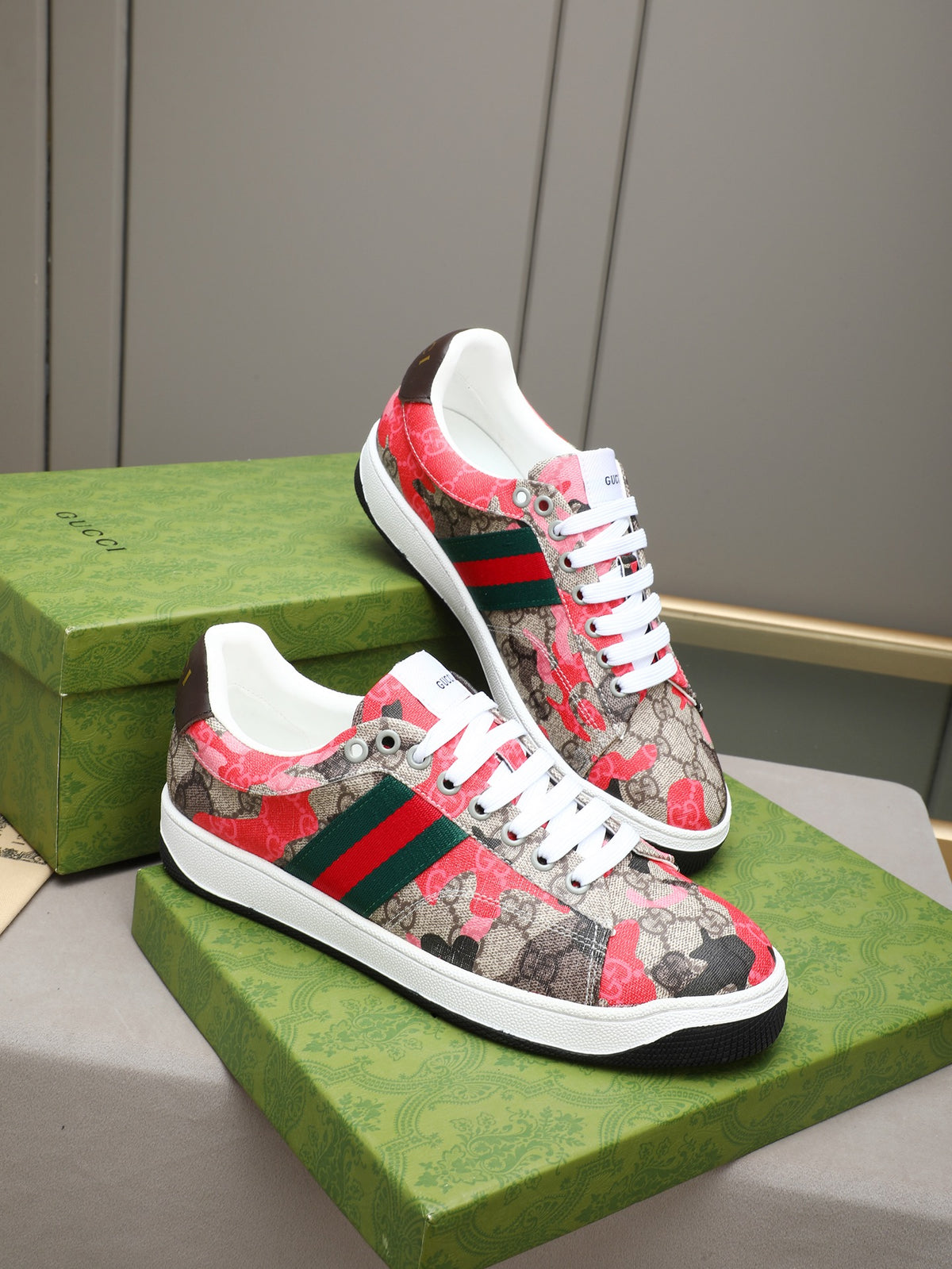 GUCCI ACE–STYLE GG CAMOUFLAGE – RED / BEIGE