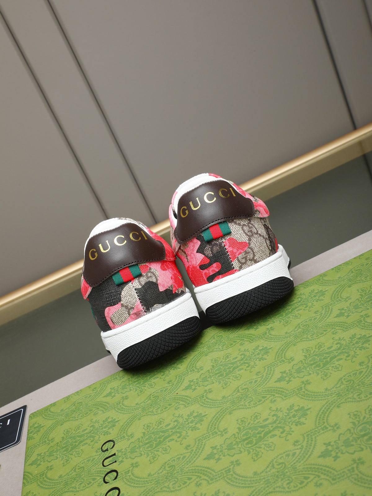 GUCCI ACE–STYLE GG CAMOUFLAGE – RED / BEIGE