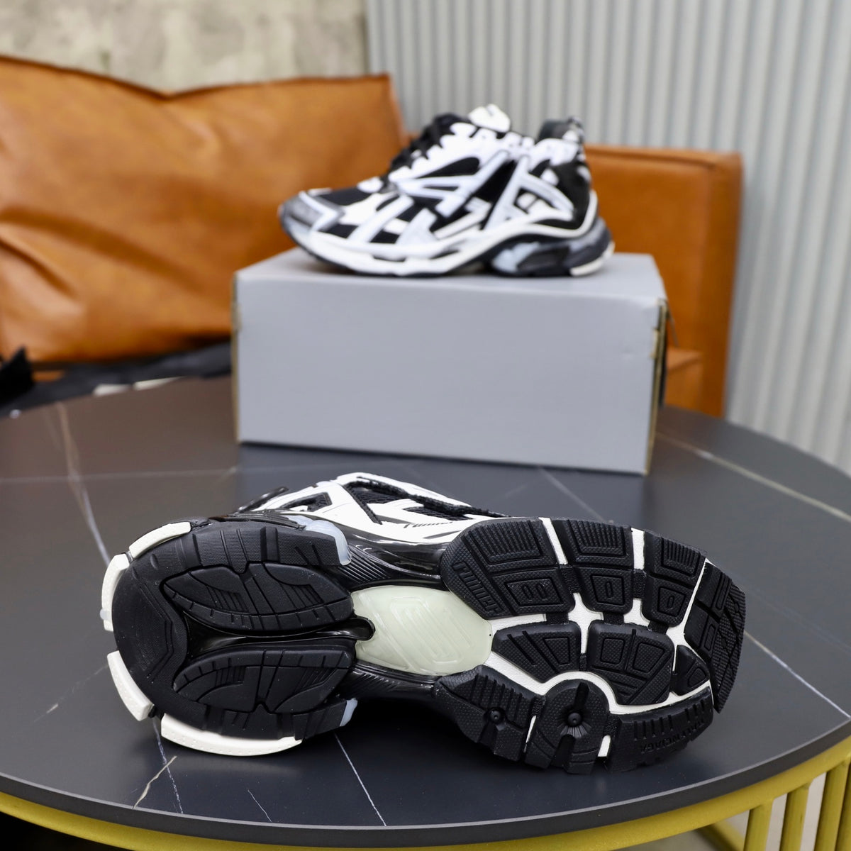 BALENCIAGA CIRCUIT – BLACK / WHITE