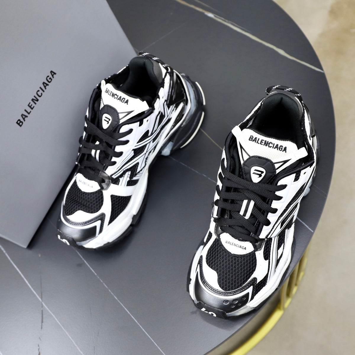 BALENCIAGA CIRCUIT – BLACK / WHITE