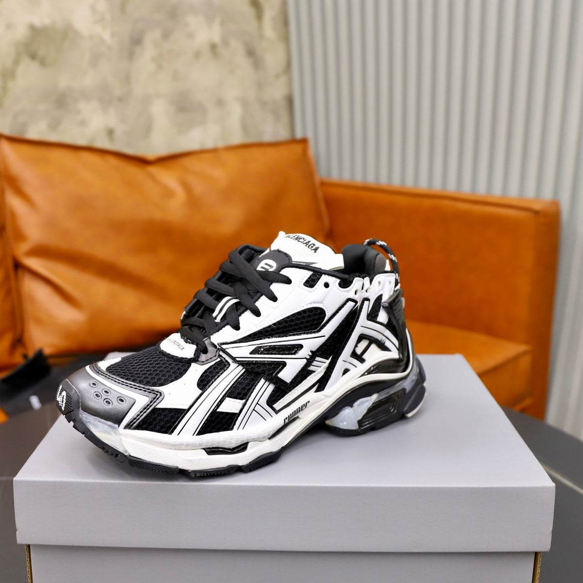 BALENCIAGA CIRCUIT – BLACK / WHITE