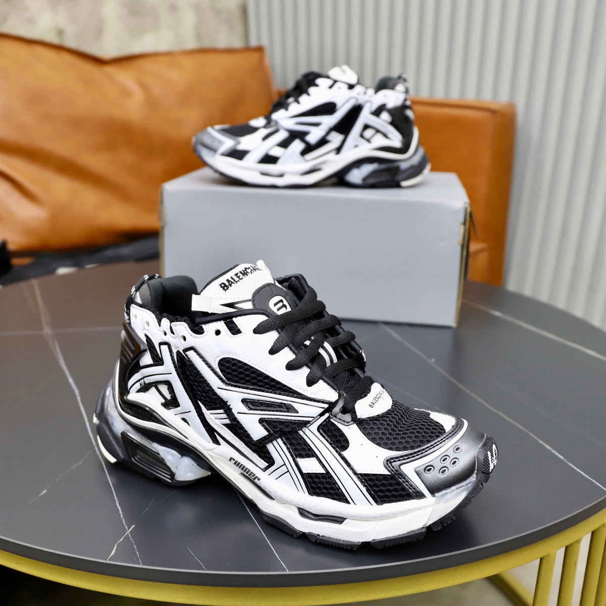 BALENCIAGA CIRCUIT – BLACK / WHITE