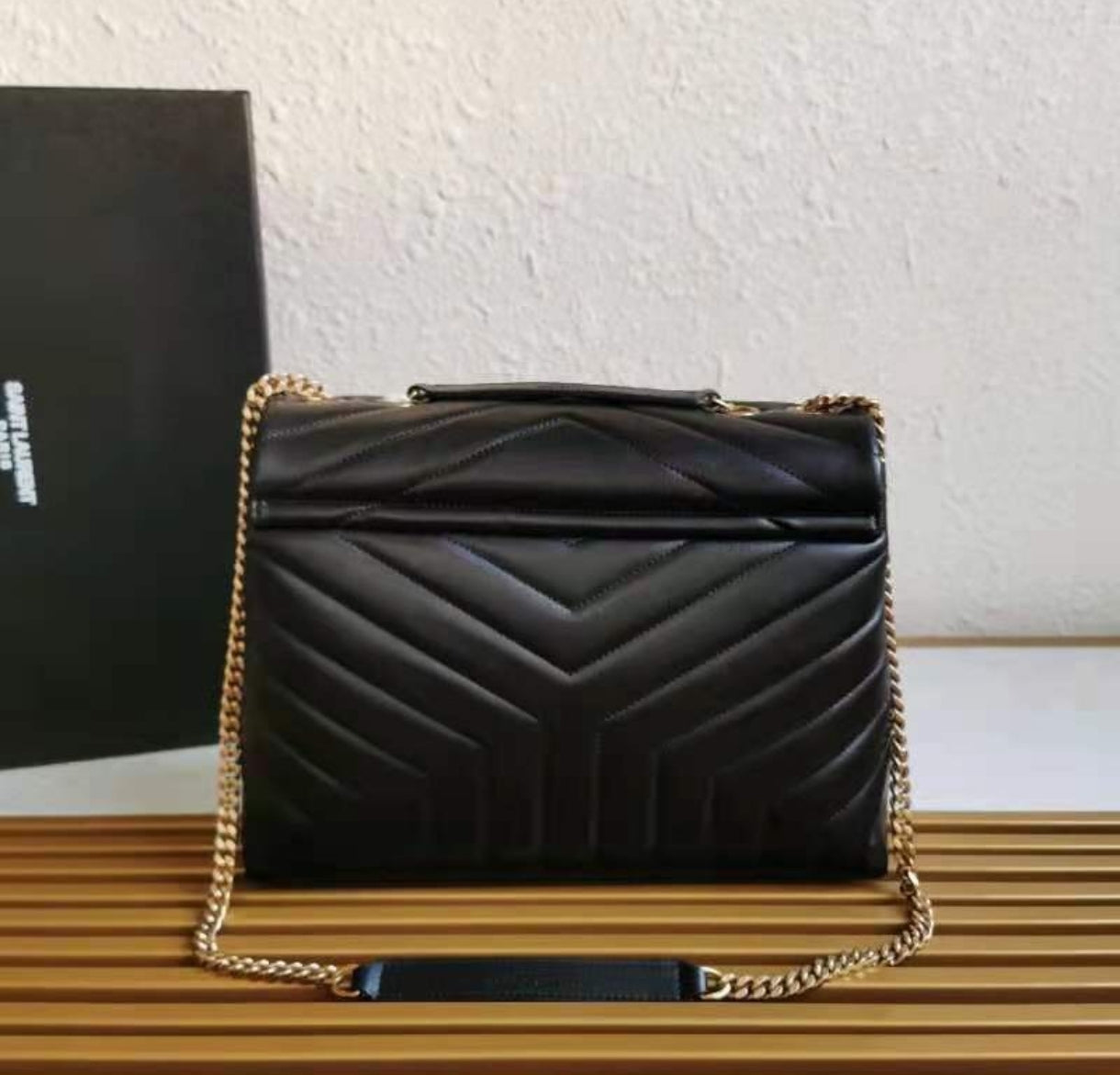 Yves Saint Laurent Loulou Toy preta, em pele matelassé, com ferragens douradas envelhecidas.