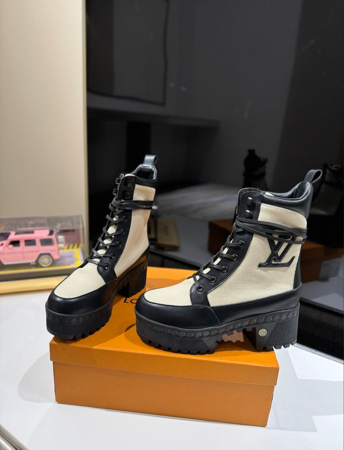 LOUIS VUITTON LAUREATE PLATFORM DESERT BOOT – BEIGE / BLACK