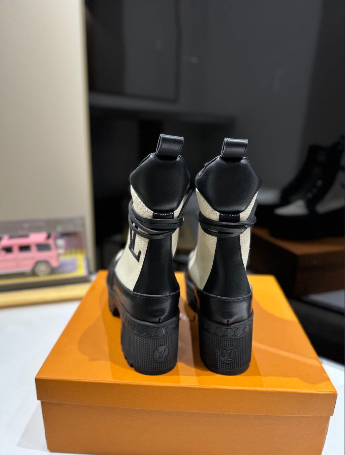 LOUIS VUITTON LAUREATE PLATFORM DESERT BOOT – BEIGE / BLACK