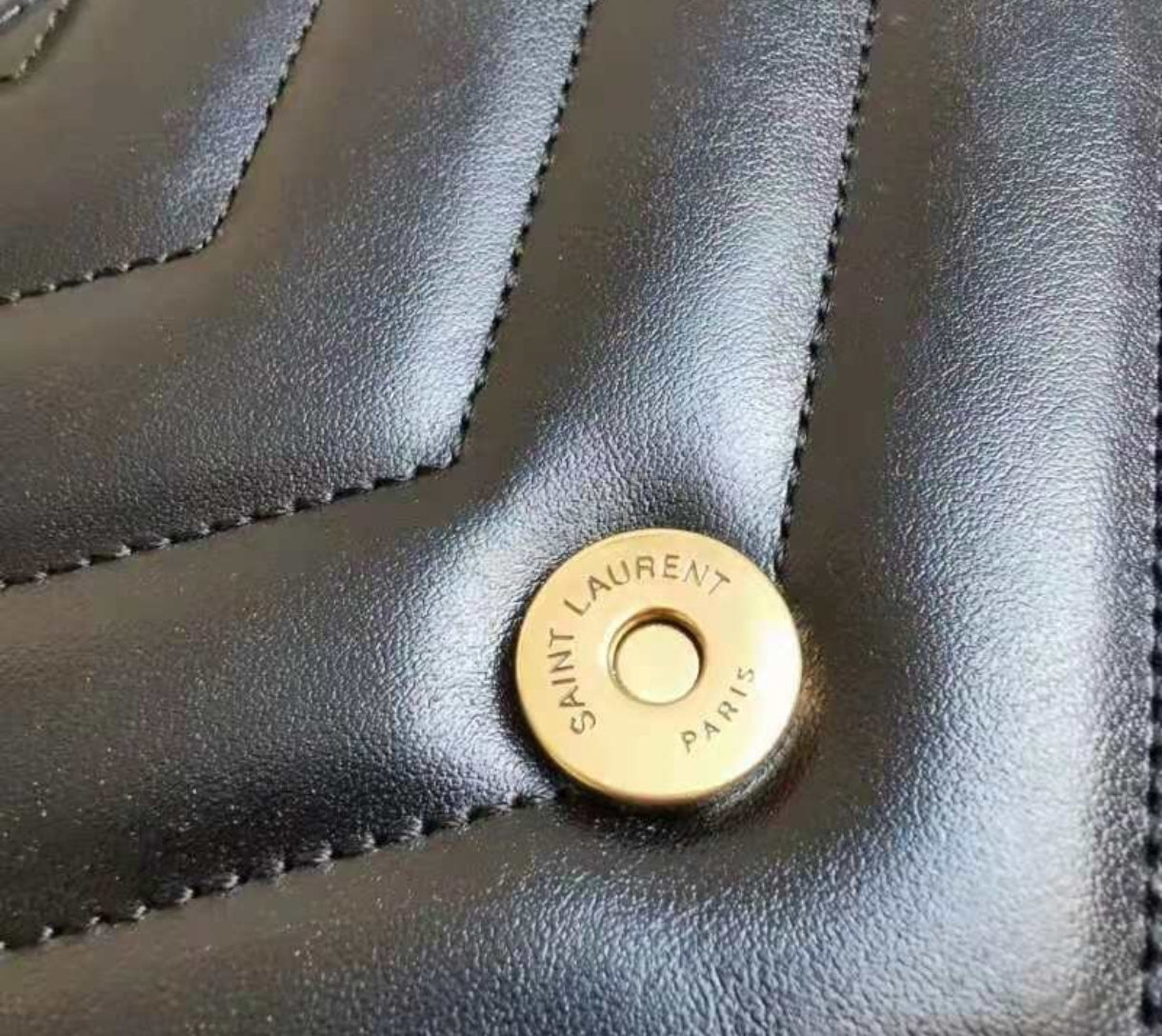 Yves Saint Laurent Loulou Toy preta, em pele matelassé, com ferragens douradas envelhecidas.
