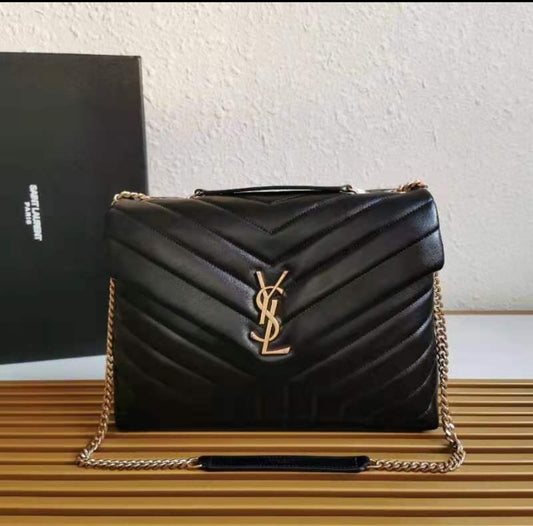 Yves Saint Laurent Loulou Toy preta, em pele matelassé, com ferragens douradas envelhecidas.