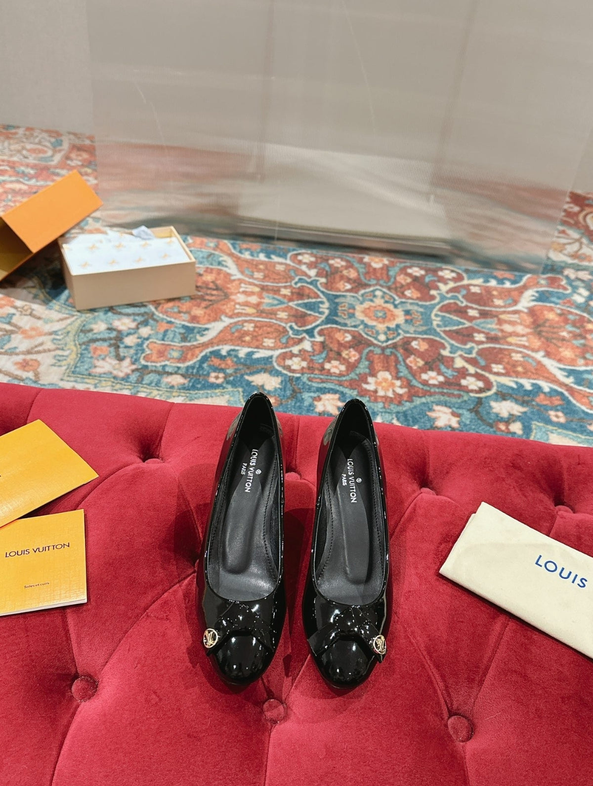 LOUIS VUITTON MALLETAGE PATENT PUMPS – BLACK
