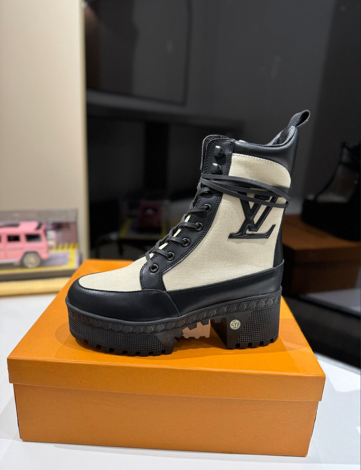 LOUIS VUITTON LAUREATE PLATFORM DESERT BOOT – BEIGE / BLACK
