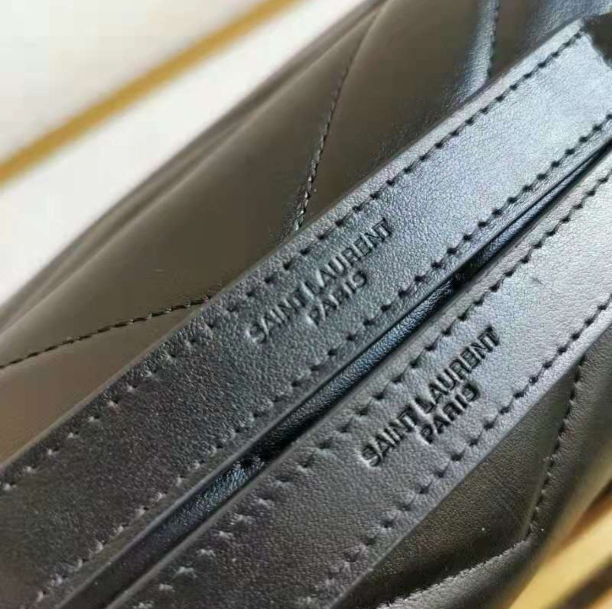 Yves Saint Laurent Loulou Toy preta, em pele matelassé, com ferragens douradas envelhecidas.