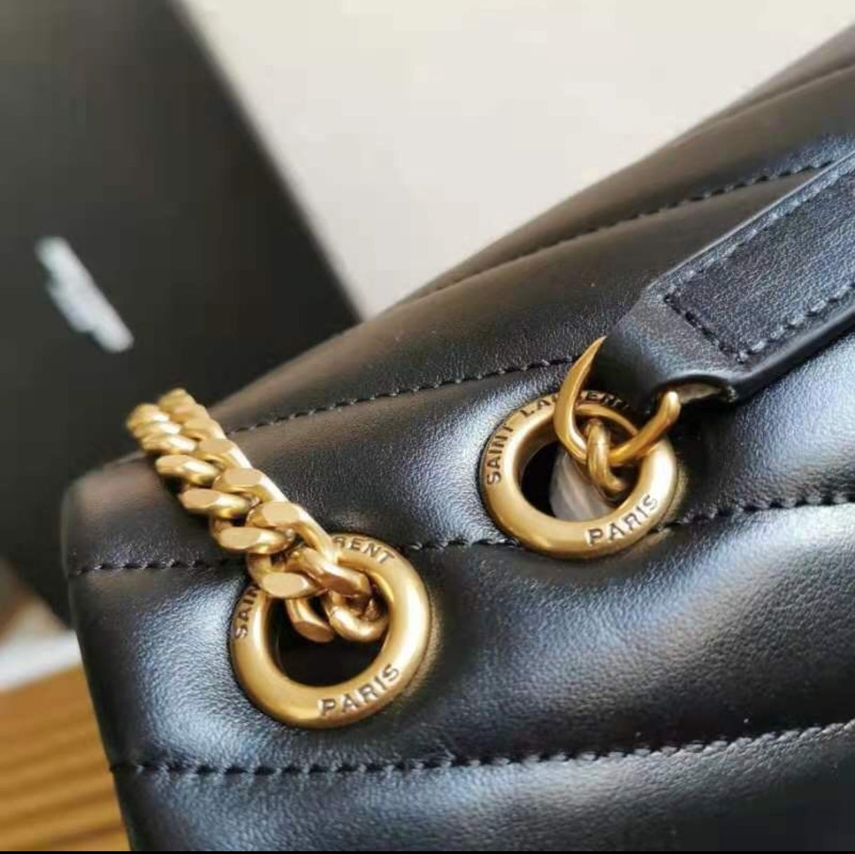 Yves Saint Laurent Loulou Toy preta, em pele matelassé, com ferragens douradas envelhecidas.