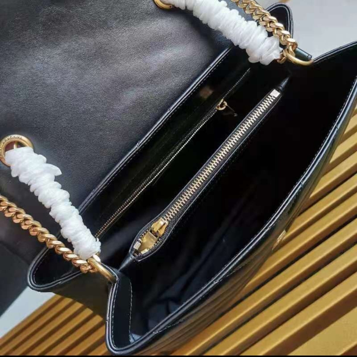 Yves Saint Laurent Loulou Toy preta, em pele matelassé, com ferragens douradas envelhecidas.