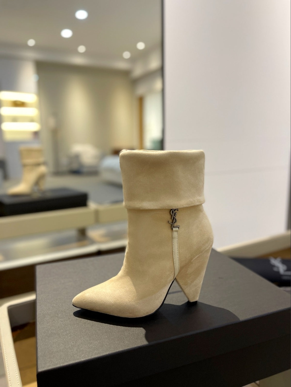 SAINT LAURENT NIKI SUEDE ANKLE BOOTS – BEIGE / CREAM