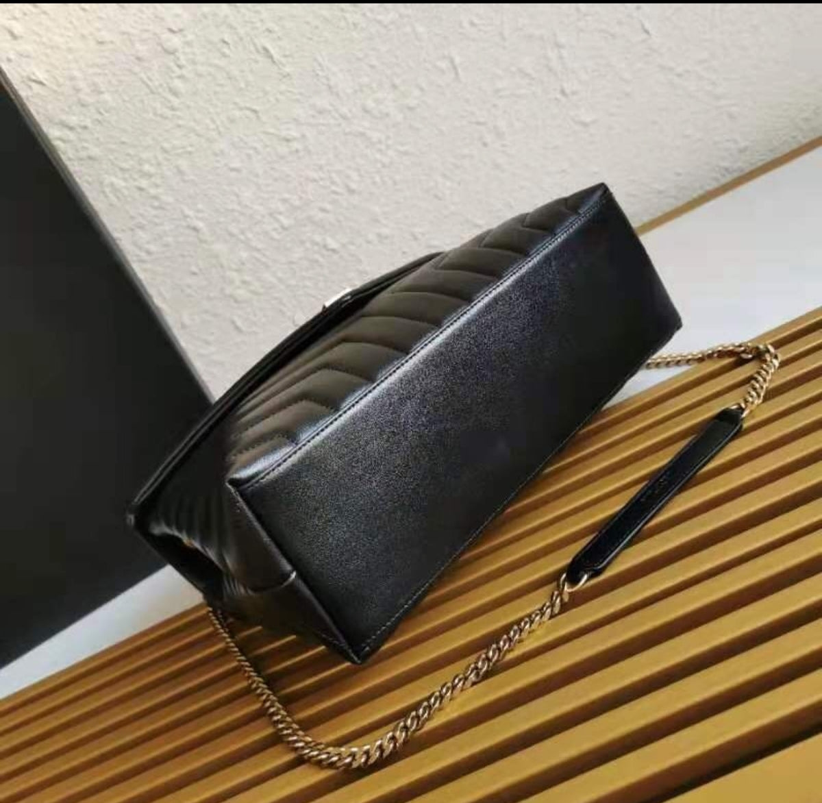 Yves Saint Laurent Loulou Toy preta, em pele matelassé, com ferragens douradas envelhecidas.