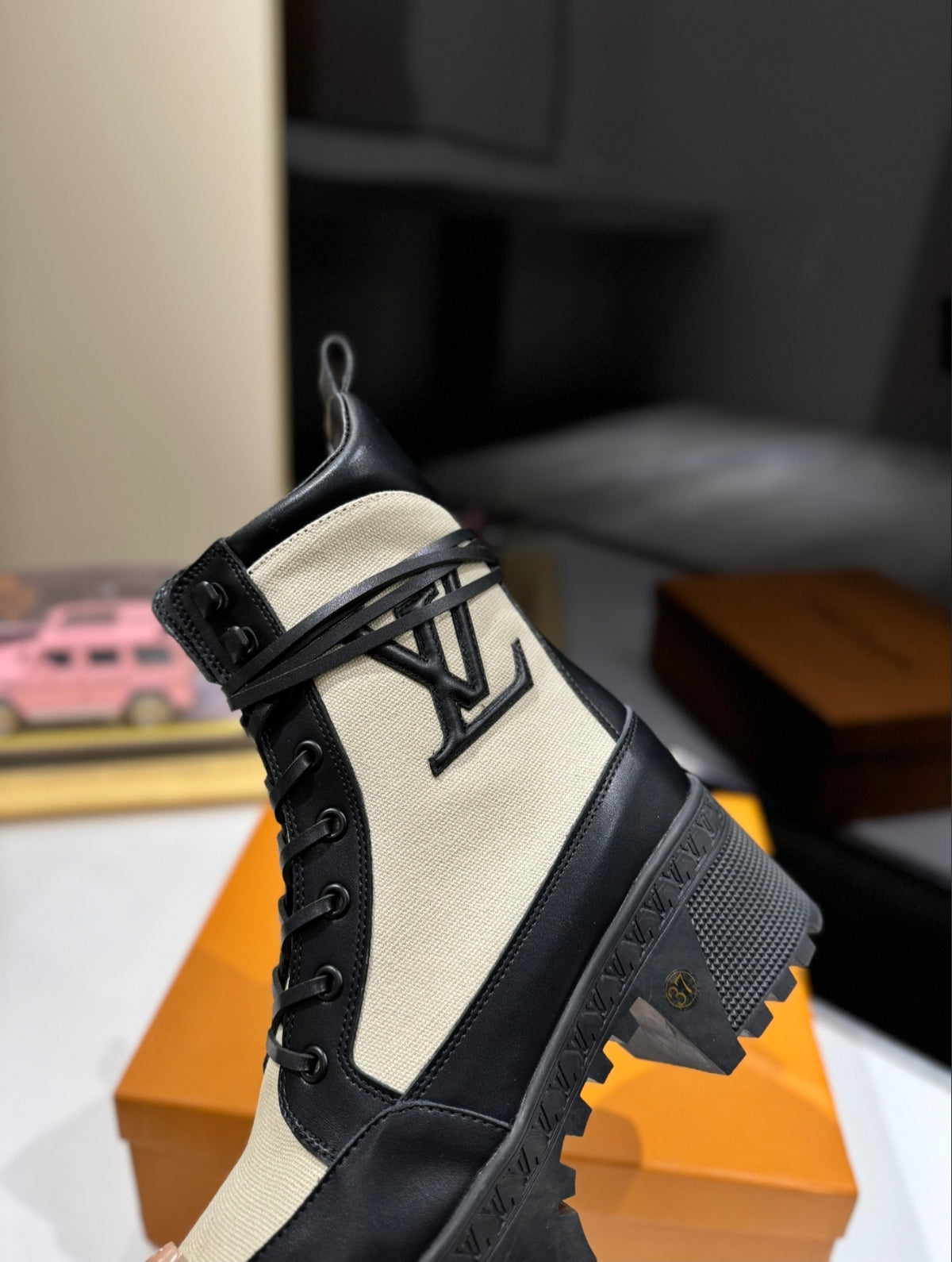 LOUIS VUITTON LAUREATE PLATFORM DESERT BOOT – BEIGE / BLACK