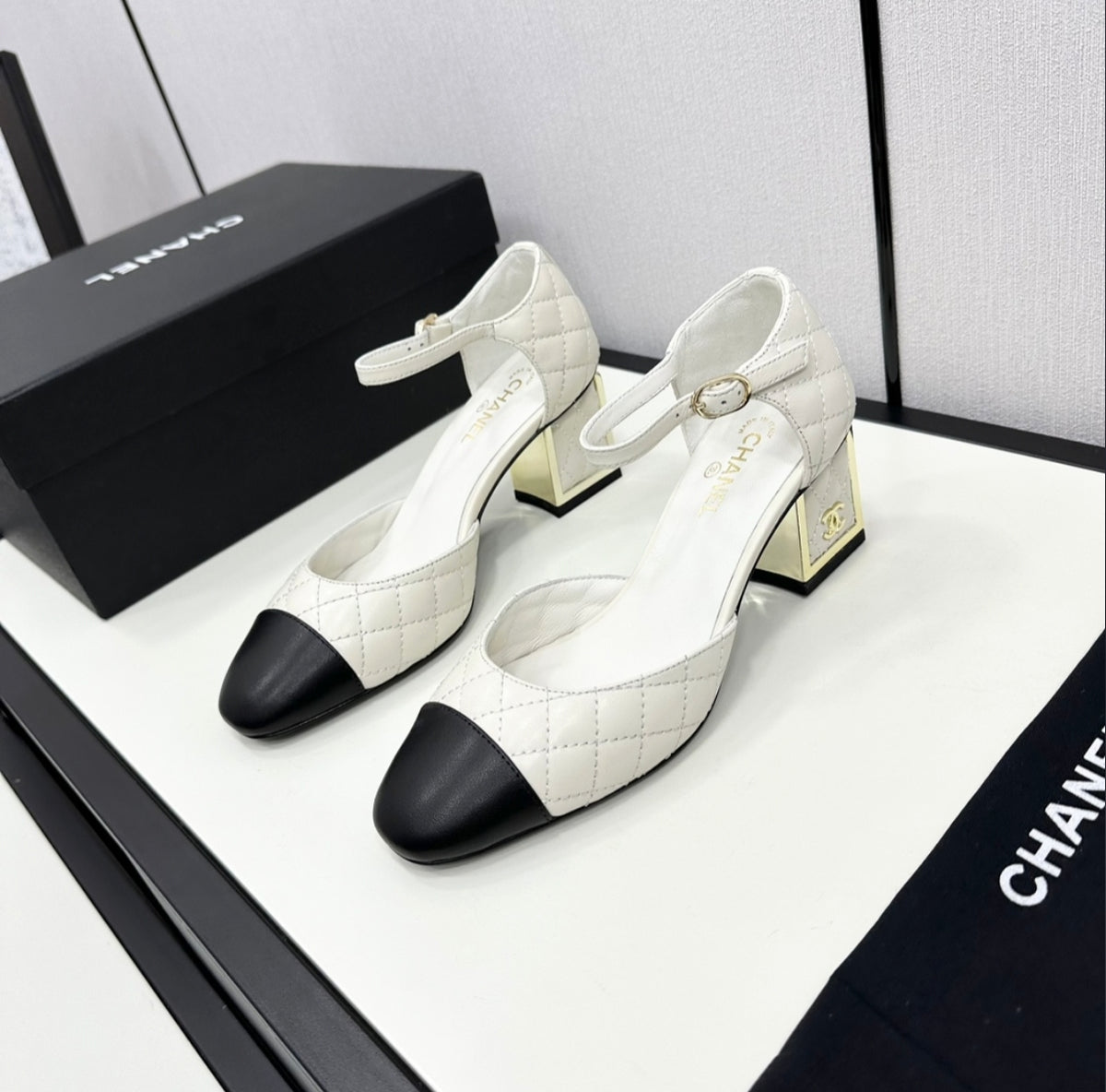 CHANEL QUILTED TWO-TONE PUMPS – WHITE / BLACK