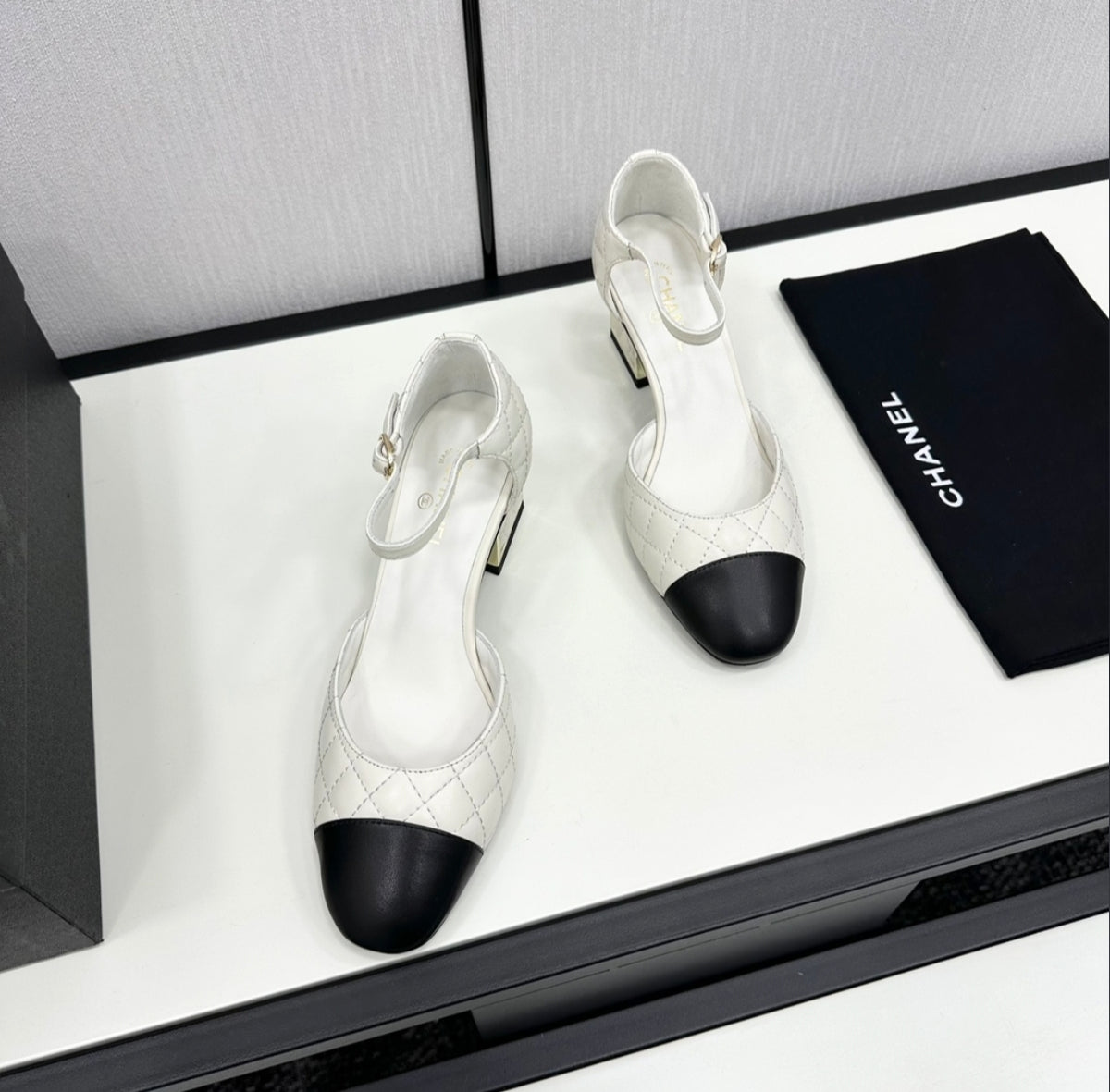 CHANEL QUILTED TWO-TONE PUMPS – WHITE / BLACK
